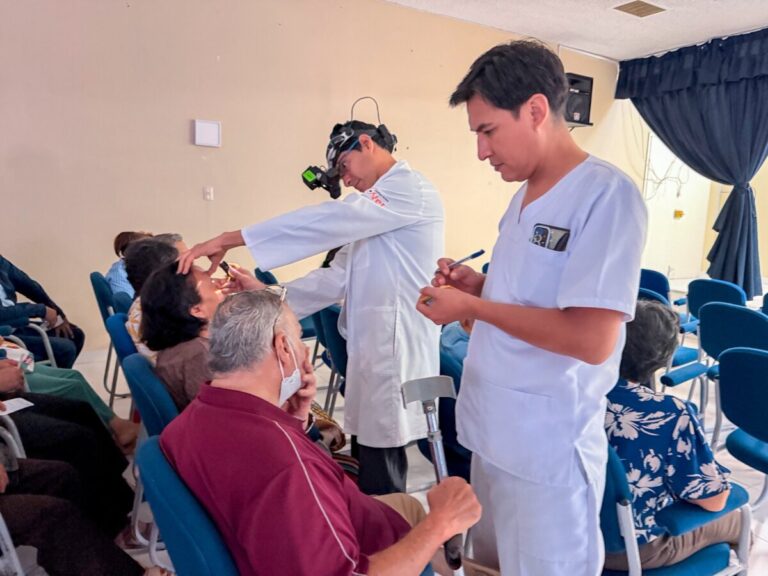 Especialista advierte que uso excesivo de pantallas y sol amenaza la salud ocular Especialista advierte que uso excesivo de pantallas y sol amenaza la salud ocular