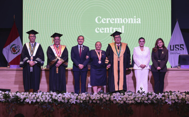 El Dr. Eduardo Gotuzzo recibió el grado de doctor honoris causa de la Universidad Señor de Sipán durante ceremonia de aniversario institucional la Universidad Señor de Sipán otorgó el grado de doctor honoris causa al Dr. José Eduardo Gotuzzo Herencia, en reconocimiento a su destacada e invaluable trayectoria