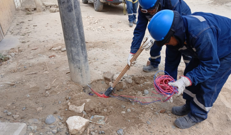 Enosa decomisa más de 700 metros de cable en operativo contra conexiones clandestinas en Veintiséis de Octubre Intervención alcanzó 17 asentamientos humanos con apoyo de la Policía Nacional.