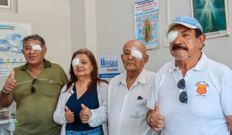 EsSalud Piura realiza 25 cirugías oftalmológicas y reduce lista de espera EsSalud Piura logró reducir el tiempo promedio de espera de 45 a 30 días en este tipo de procedimientos.
