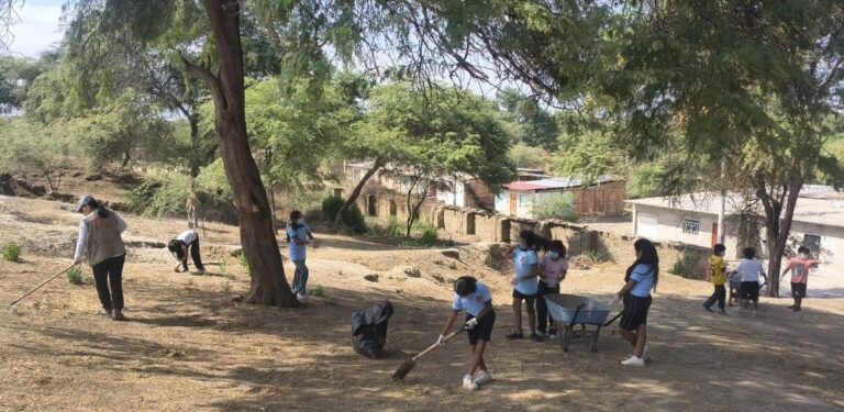 Narihualá fortalece su conservación con jornada comunitaria de limpieza La intervención reunió a estudiantes, especialistas y vecinos para realizar trabajos de mantenimiento y promover el cuidado del sitio arqueológico de Catacaos.