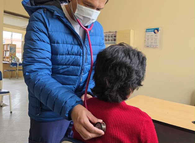 Cambios de temperatura y polvo ambiental elevan riesgo de infecciones respiratorias en Piura Especialista advierte que niños menores de cinco años y adultos mayores son los grupos más vulnerables. Recomienda vacunación, medidas de higiene y evitar la automedicación.