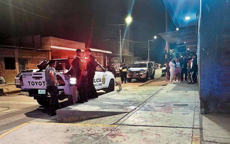 Pareja de esposos queda grave tras recibir seis disparos en ataque ocurrido en Sullana Un hombre y su esposa fueron baleados mientras conversaban frente a su vivienda en el asentamiento Jesús María. La Policía investiga si el hecho estaría relacionado con una extorsión o un intento de robo.