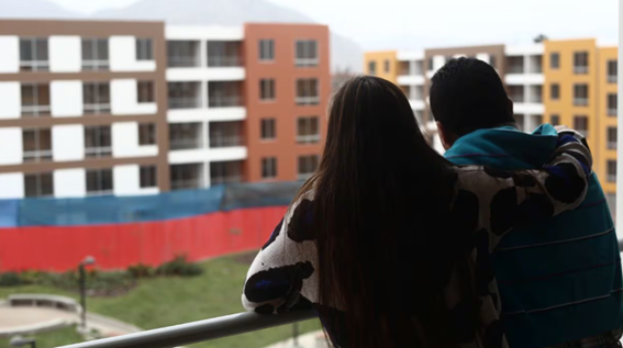Proponen aumentar bono de Techo Propio para jóvenes que terminan sus estudios superiores El proyecto del Ministerio de Vivienda plantea un incentivo adicional para estudiantes de últimos ciclos que busquen adquirir su primera vivienda mediante el Bono Familiar Habitacional.