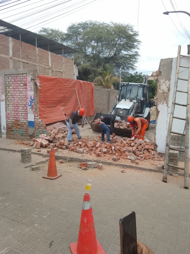 Pobladores de Víctor Raúl exigen detener conexión de alcantarillado por riesgo de inundación Pobladores de Castilla cuestionan que las nuevas redes del asentamiento humano 15 de Septiembre sean conectadas a su sistema de desagüe. Advierten que la infraestructura ya presenta constantes atoros y podría agravarse con las lluvias.