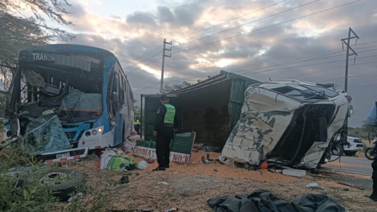 Conductor fallece tras accidente entre camión y bus en la vía Piura–Chulucanas El siniestro ocurrió en el kilómetro 10 de la carretera. Cinco personas resultaron heridas y fueron atendidas por equipos de emergencia. La Policía investiga las causas del accidente.