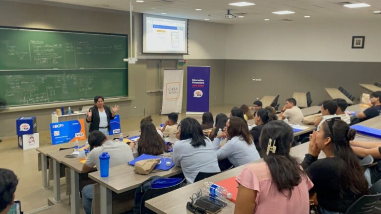 La ponencia estuvo a cargo de la especialista Brenda Silupú, quien destacó que el ahorro es un hábito que debe cultivarse desde edades tempranas.