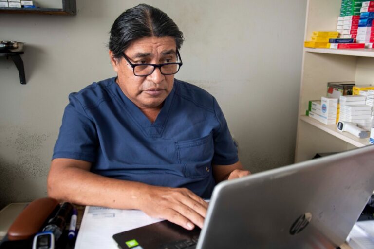 Piura se encuentra a la espera de un nuevo lote de vacunas contra el dengue para fortalecer la inmunización de la población antes del inicio de la temporada de lluvias y de un posible fenómeno El Niño Costero. En ese contexto, el especialista en Salud Pública, Julio Barrena, sostuvo que acelerar la vacunación será una de las principales medidas para disminuir el riesgo de hospitalizaciones y fallecimientos en la región. El médico explicó que la estrategia debe complementarse con un plan de contingencia, el abastecimiento de medicamentos e insumos y el fortalecimiento de las acciones de control del mosquito Aedes aegypti. Casos de dengue continúan en ascenso Barrena informó que, hasta la semana epidemiológica 28, Piura registra 6 216 casos de dengue, más de seis veces los 960 reportados en el mismo periodo del 2025. Además, este año se contabilizan tres fallecimientos, de los cuales dos ya fueron confirmados y uno permanece en investigación. Asimismo, precisó que la región continúa notificando entre 450 y casi 500 casos por semana, por lo que la transmisión sigue activa. Vacunación debe reforzarse antes de las lluvias Frente a la proximidad de las lluvias y a las previsiones de un posible fenómeno El Niño entre finales de este año e inicios del próximo, el especialista consideró urgente que el Ministerio de Salud agilice el envío de vacunas a Piura. Recordó que la campaña de inmunización alcanzó una buena cobertura en la población de 10 a 20 años y posteriormente se extendió al personal de salud. "Si se comienza a vacunar ahora, podríamos llegar a tener una mayor población inmunizada ante la posible llegada del Niño a fines de año", enfatizó. Asimismo, explicó que el esquema de dos dosis brinda protección frente a los cuatro serotipos del dengue y reduce significativamente el riesgo de desarrollar cuadros graves y fallecer. Piden plan de contingencia ante posible fenómeno El Niño Barrena también hizo un llamado a las autoridades nacionales y regionales para implementar un plan de contingencia que permita responder oportunamente ante un eventual incremento de casos durante la temporada de lluvias. En ese sentido, señaló que los establecimientos de salud deben contar con suficientes medicamentos, insumos, personal y capacidad de respuesta. Además, recomendó reforzar las labores de control vectorial, la vigilancia epidemiológica y las campañas de sensibilización dirigidas a la población.