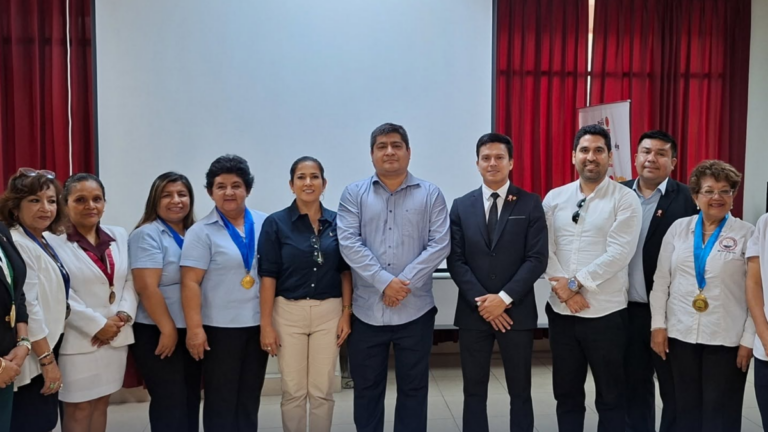 Conrede Piura inicia diálogo con autoridades electas para fortalecer desarrollo regional El Consejo Regional de Decanos de los Colegios Profesionales de Piura inició un espacio de coordinación con representantes electos del Senado y la Cámara de Diputados para abordar temas prioritarios de la región y promover iniciativas técnicas.