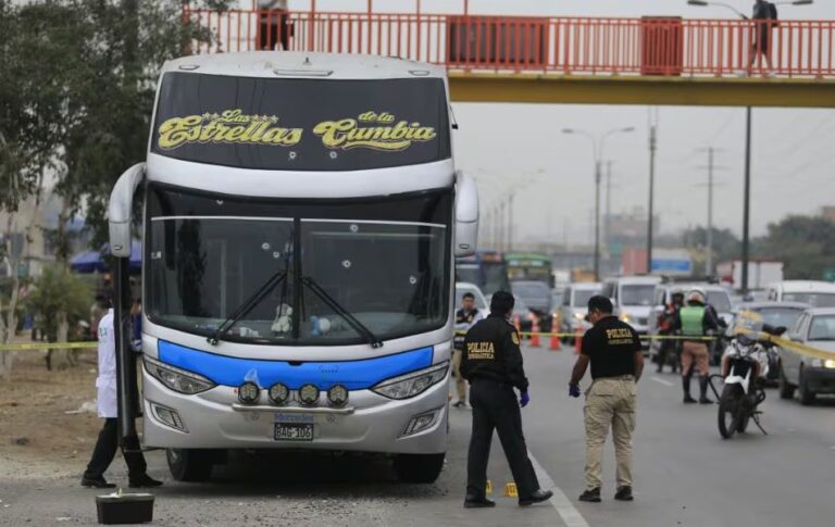 Balean bus de Las Estrellas de la Cumbia en Los Olivos y dejan tres heridos
