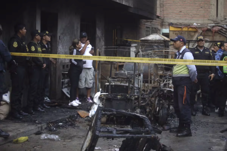Incendio deja 10 fallecidos en el Cercado de Lima y familias denuncian presunto ataque de extorsionadores Incendio deja 10 fallecidos en el Cercado de Lima y familias denuncian presunto ataque de extorsionadores