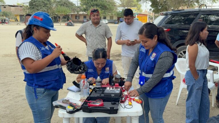 Mujeres electricistas brindan servicio técnico a vecinos de Veintiséis de Octubre
