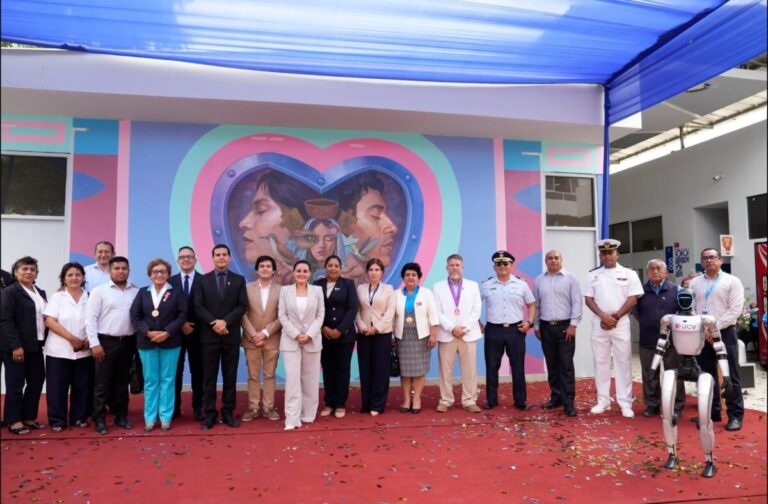 UCV Piura presenta mural que busca abrir espacios de diálogo sobre la salud emocional La intervención artística fue inaugurada con la participación de autoridades, docentes y estudiantes como parte de una estrategia institucional orientada al acompañamiento y la convivencia dentro del campus.