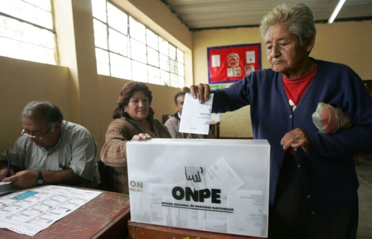 ERM 2026: más de 8 mil personas mayores de 100 años figuran en el padrón electoral Reniec informó que 8 498 ciudadanos centenarios están habilitados para participar en las elecciones regionales y municipales, aunque para los mayores de 70 años el voto es facultativo.
