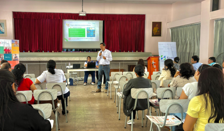 Colegios de Cura Mori y Catacaos reciben capacitación para prevenir riesgos eléctricos ante el FEN Durante la capacitación, los especialistas explicaron que la humedad puede afectar cables, conexiones, tableros y equipos eléctricos.