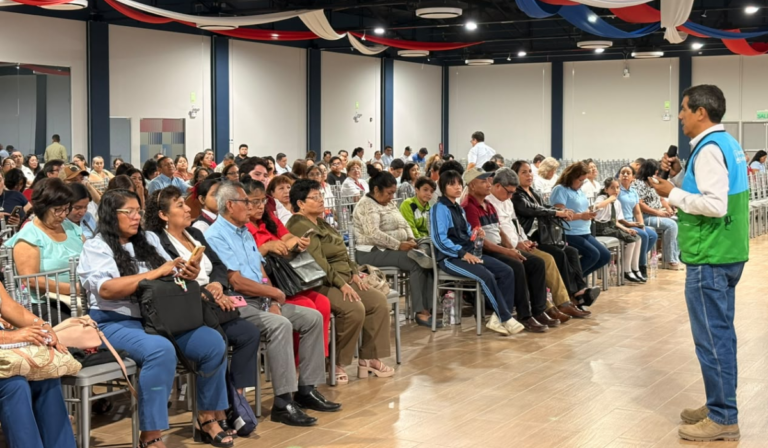 Enosa y UGEL Piura capacitan a colegios para prevenir riesgos eléctricos ante El Niño Como parte de su programa Aprendiendo con Energía, Enosa orientó a los participantes sobre los principales riesgos eléctricos que pueden presentarse durante la temporada de lluvias.