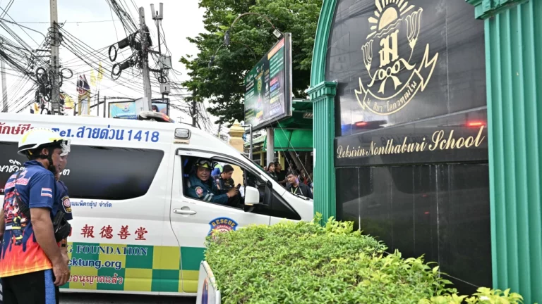 Un estudiante de 14 años protagonizó un tiroteo en una escuela de Nonthaburi tras atacar previamente a sus abuelos. Las autoridades investigan las circunstancias del hecho.