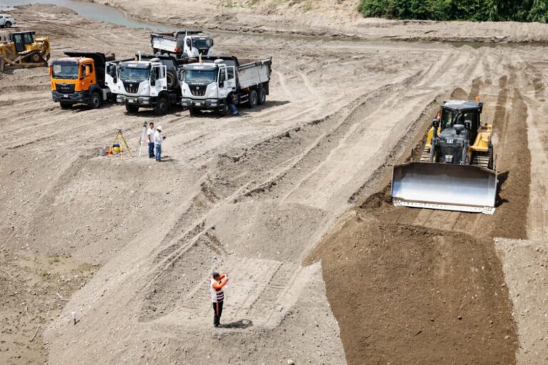 Ejército desplegará Batallones de Ingeniería en Piura ante posible fenómeno El Niño El ministro de Defensa, Rafael Belaunde Llosa, informó que estas unidades especializadas realizarán trabajos de limpieza y descolmatación