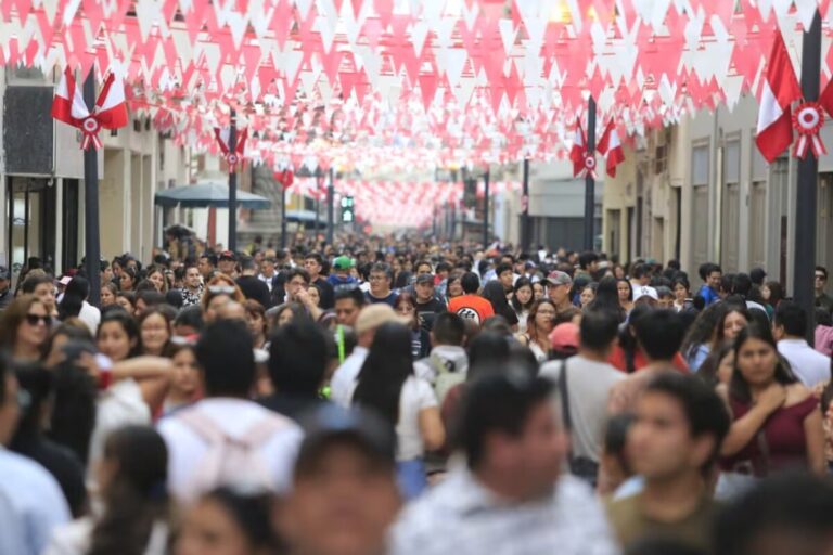 Solo 35% de peruanos está a favor de mantener los 16 feriados actuales, según IPSOS