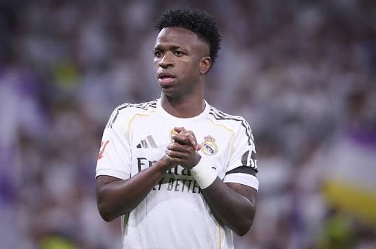 ¿Se va Vinicius? Borra todo su Instagram mientras negocia con Real Madrid