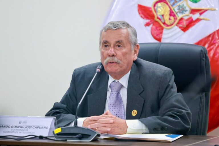 Congreso aprobó aumento salarial del 15 % y nuevos bonos al cierre de gestión de Rospigliosi El acuerdo, que se mantuvo en reserva, lo suscribieron Rospigliosi Capurro y el Sindicato de Trabajadores del Congreso (SITRACON).