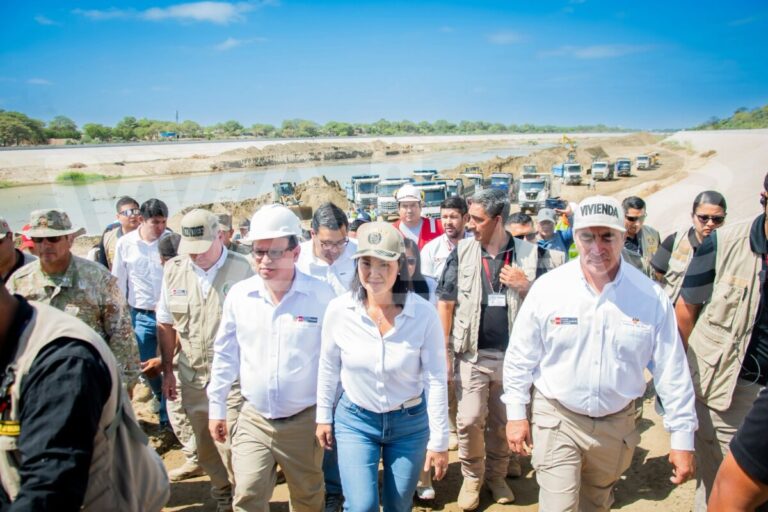 Descolmatación del río Piura alcanza el 30 % y Gobierno pide acelerar trabajos ante El Niño La presidenta Keiko Fujimori supervisó las labores de prevención en Piura y señaló que 43 máquinas trabajan las 24 horas para retirar 500 mil toneladas métricas de material del cauce.
