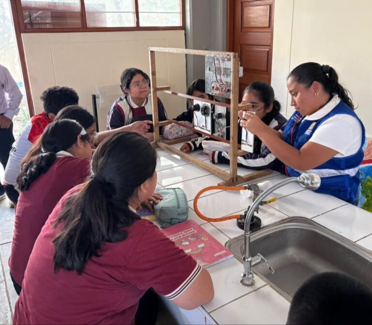 Escolares culminan taller de electricidad básica impulsado por alumnas del programa Mujeres Electricistas Escolares culminan taller de electricidad básica impulsado por alumnas del programa Mujeres Electricistas