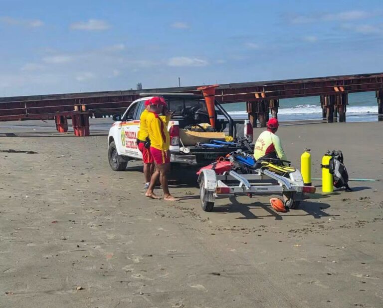 Talara: equipos de rescate buscan a joven arrastrado por las olas en Pariñas Talara: equipos de rescate buscan a joven arrastrado por las olas en Pariñas