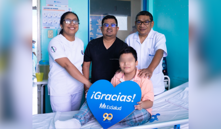 Niño de 9 años supera compleja cirugía laparoscópica en EsSalud Piura La operación estuvo a cargo del cirujano Renato Díaz, quien contó con el apoyo de los médicos Rocci Polo y Juan Asedo.