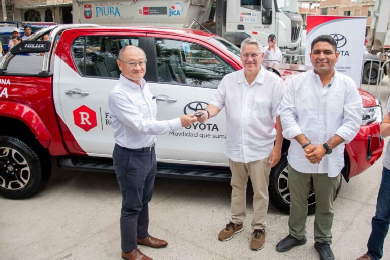 Fundación Romero y Toyota del Perú fortalecen acciones de prevención ante el Fenómeno El Niño en Piura Como parte de esta iniciativa, Toyota del Perú entregó una camioneta Toyota Hilux a Fundación Romero.