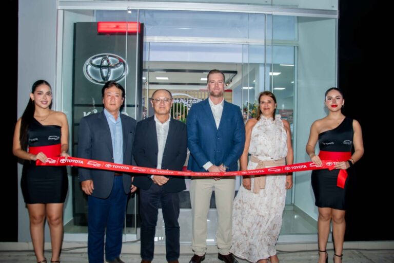 El establecimiento también cuenta con espacios destinados a la atención de servicio y repuestos, accesorios y exhibición de vehículos.