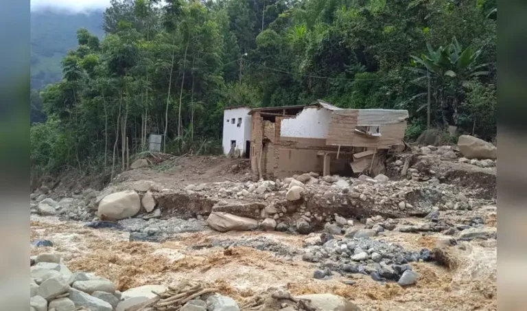 Piura: advierten riesgo extremo por posible activación de quebradas en tres provincias Estos avisos de corto plazo consideran las precipitaciones previstas, las lluvias acumuladas y la susceptibilidad del terreno a los movimientos en masa.
