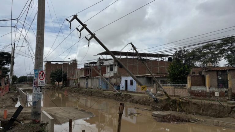 Enosa repara postes eléctricos afectados por las lluvias en Veintiséis de Octubre Enosa aisló el área comprometida para reducir los riesgos a la población.