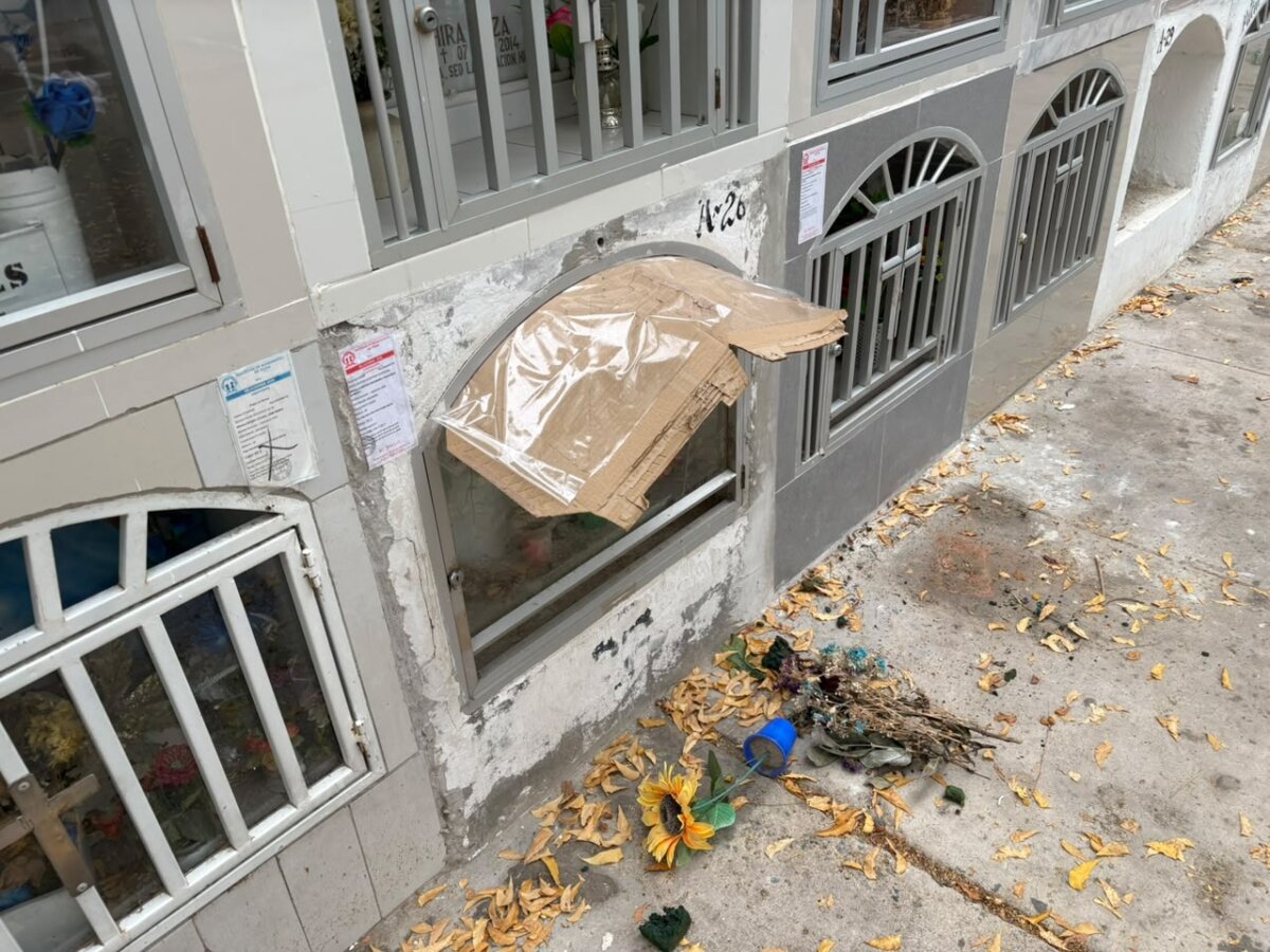Piuranos buscan la manera de proteger los nichos de las lluvias. Foto: Roberto Palacios / Walac Noticias.